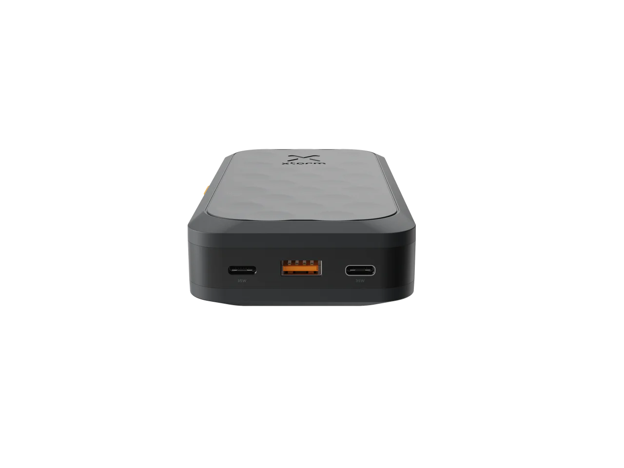 Un power bank Xorm gris y negro con puertos naranja y negro, sobre un fondo negro.