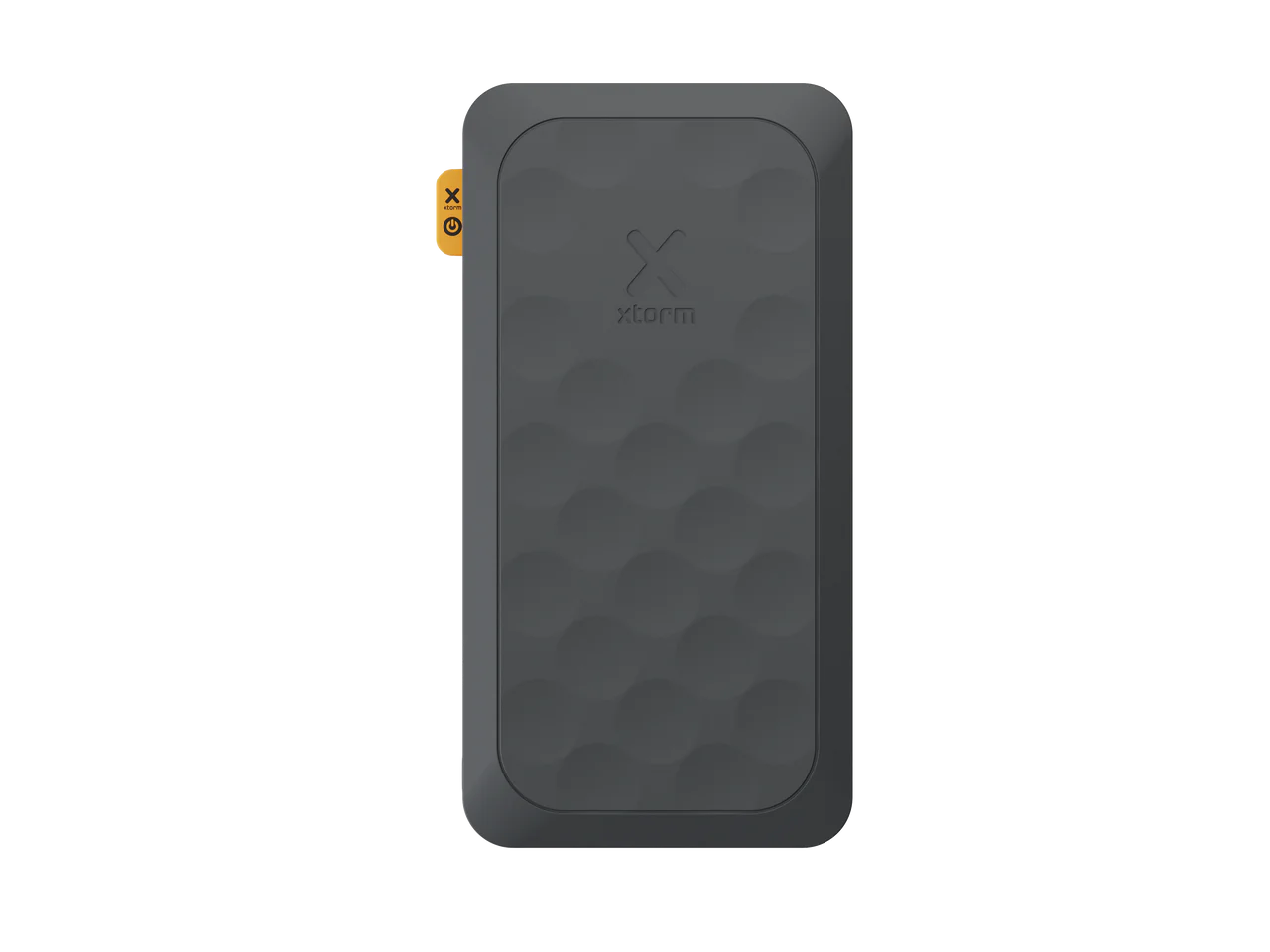 Un power bank Xstorm rectangular gris oscuro con superficie texturizada. Una etiqueta naranja con el logo Xstorm y el símbolo de encendido está en el lateral.
