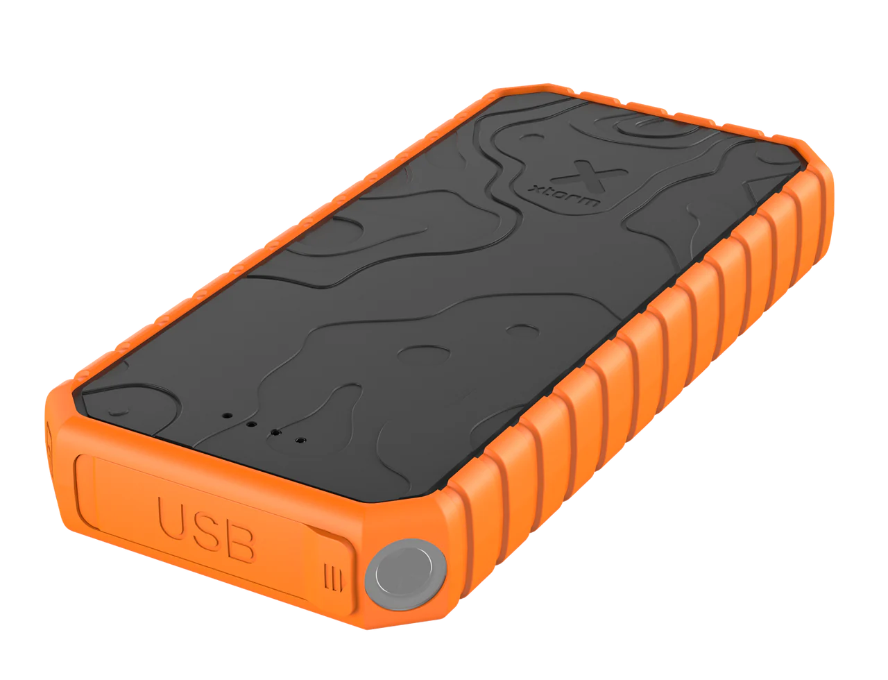 Banco de energía naranja y negro. Tiene un puerto USB. La superficie es texturizada.