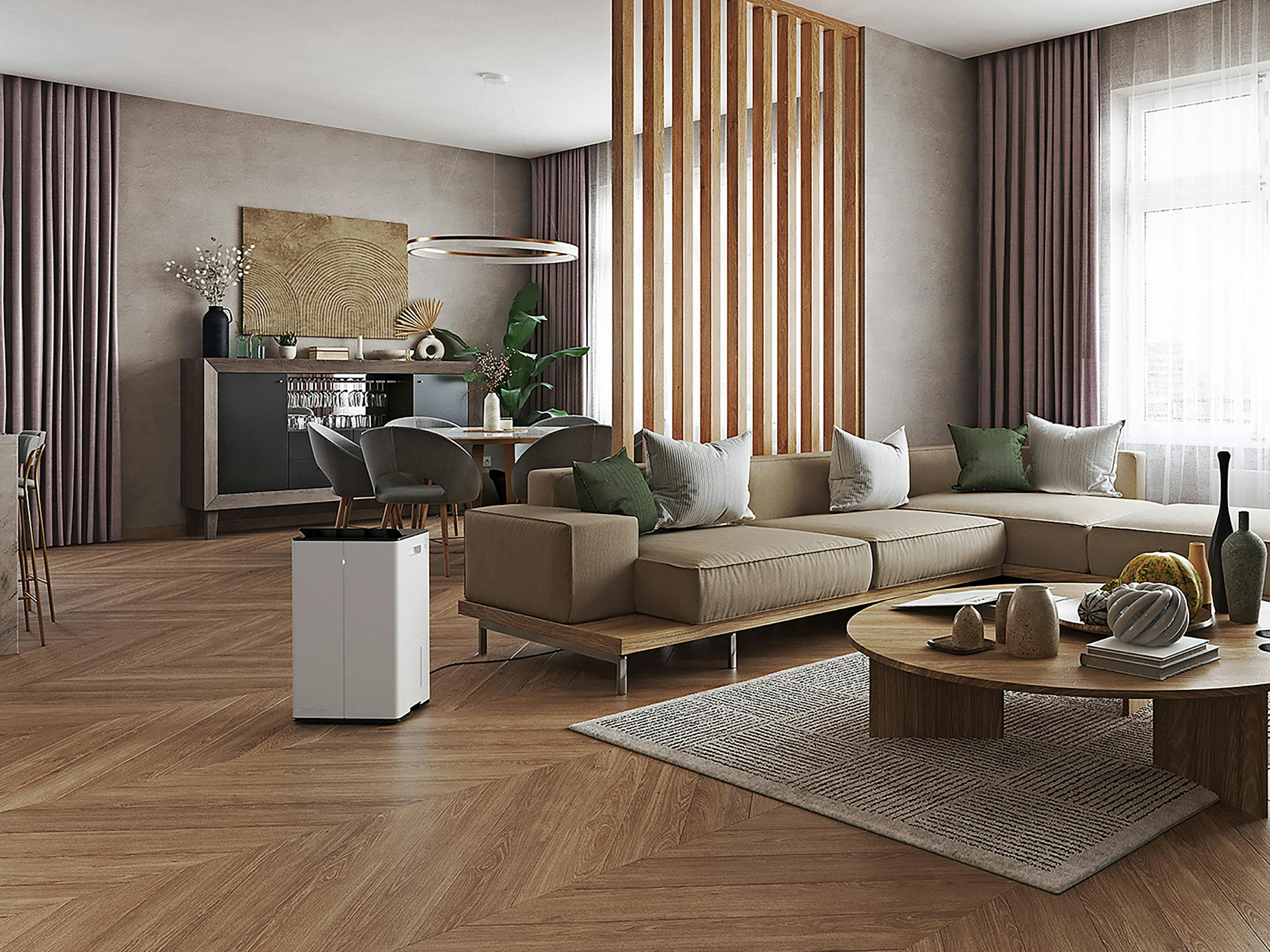 Soggiorno con purificatore d'aria bianco. Divano beige, pavimento in legno e grande finestra con tende.