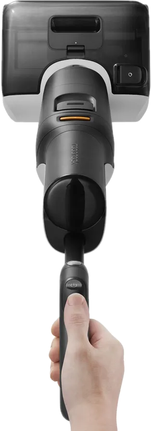 Eine Hand hält einen Roborock-Staubsaugergriff. Der Griff hat Knöpfe.