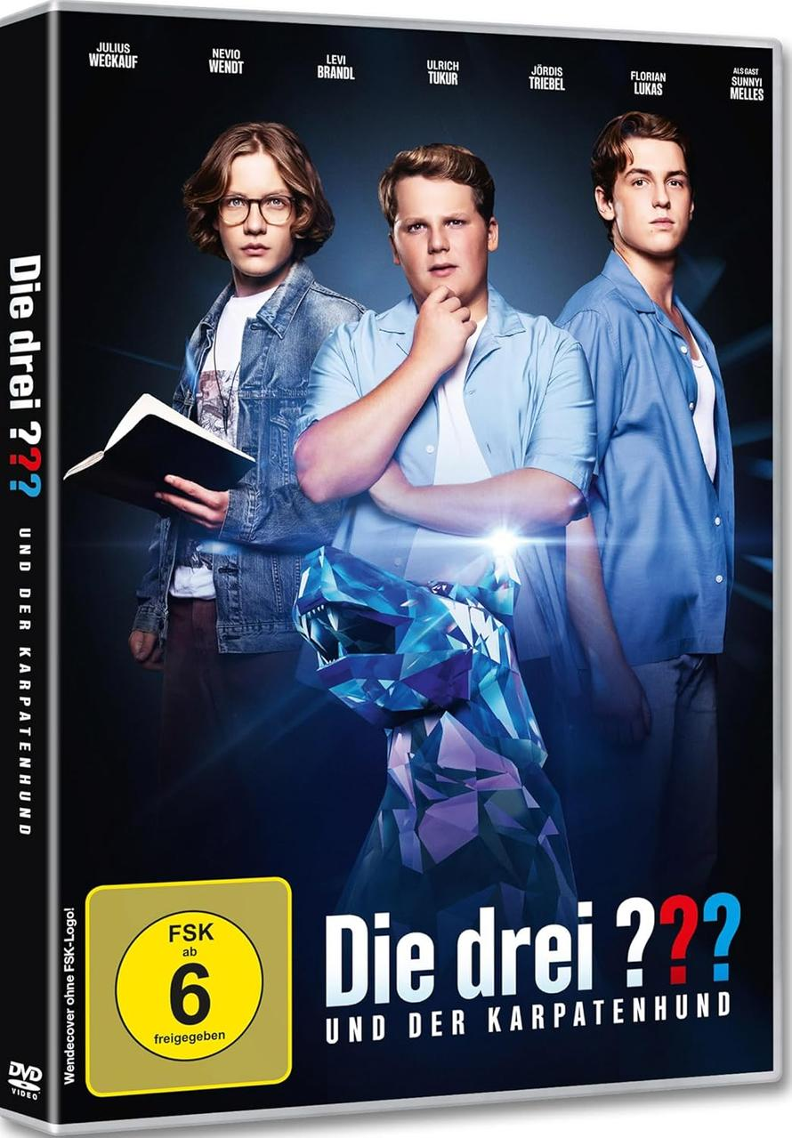 Eine Frau und ein Mann lächeln und lachen in einem Ballsaal. Es gibt Tische mit Essen.