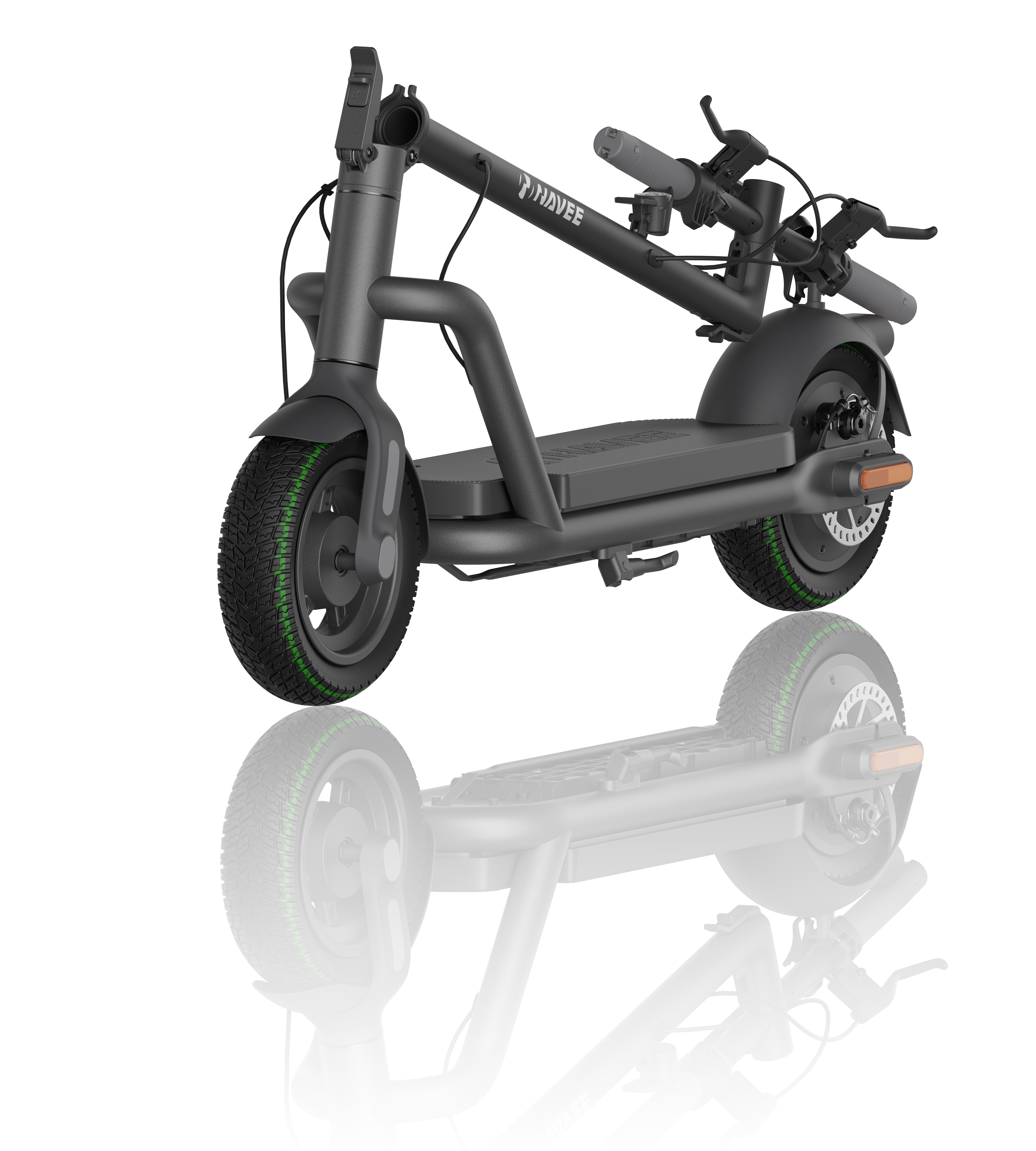 Açılı bir şekilde duran gri bir elektrikli scooter, altında bir ayna yansımasıyla. Vurgularla beyaz zemin.