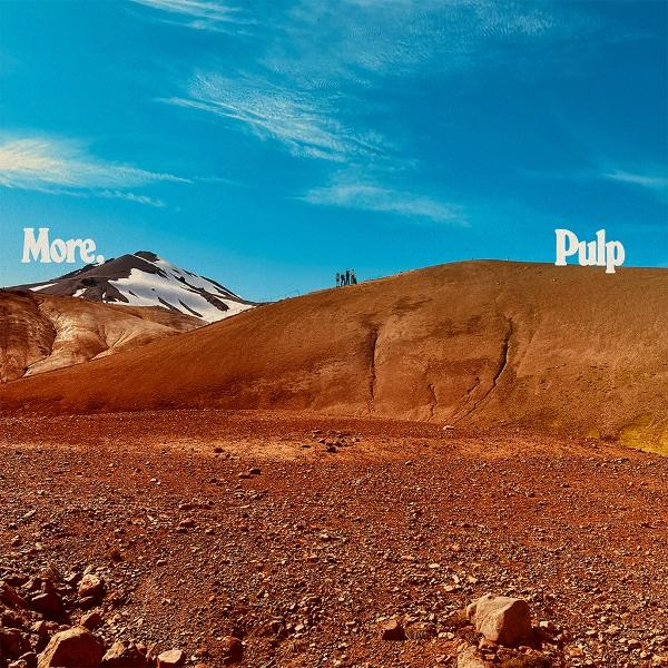 Rötlich-braunes Gelände unter blauem Himmel. Ein Berg mit Schnee und ein Hügel mit Menschen darauf. Der Text lautet 'More.' und 'Pulp'.