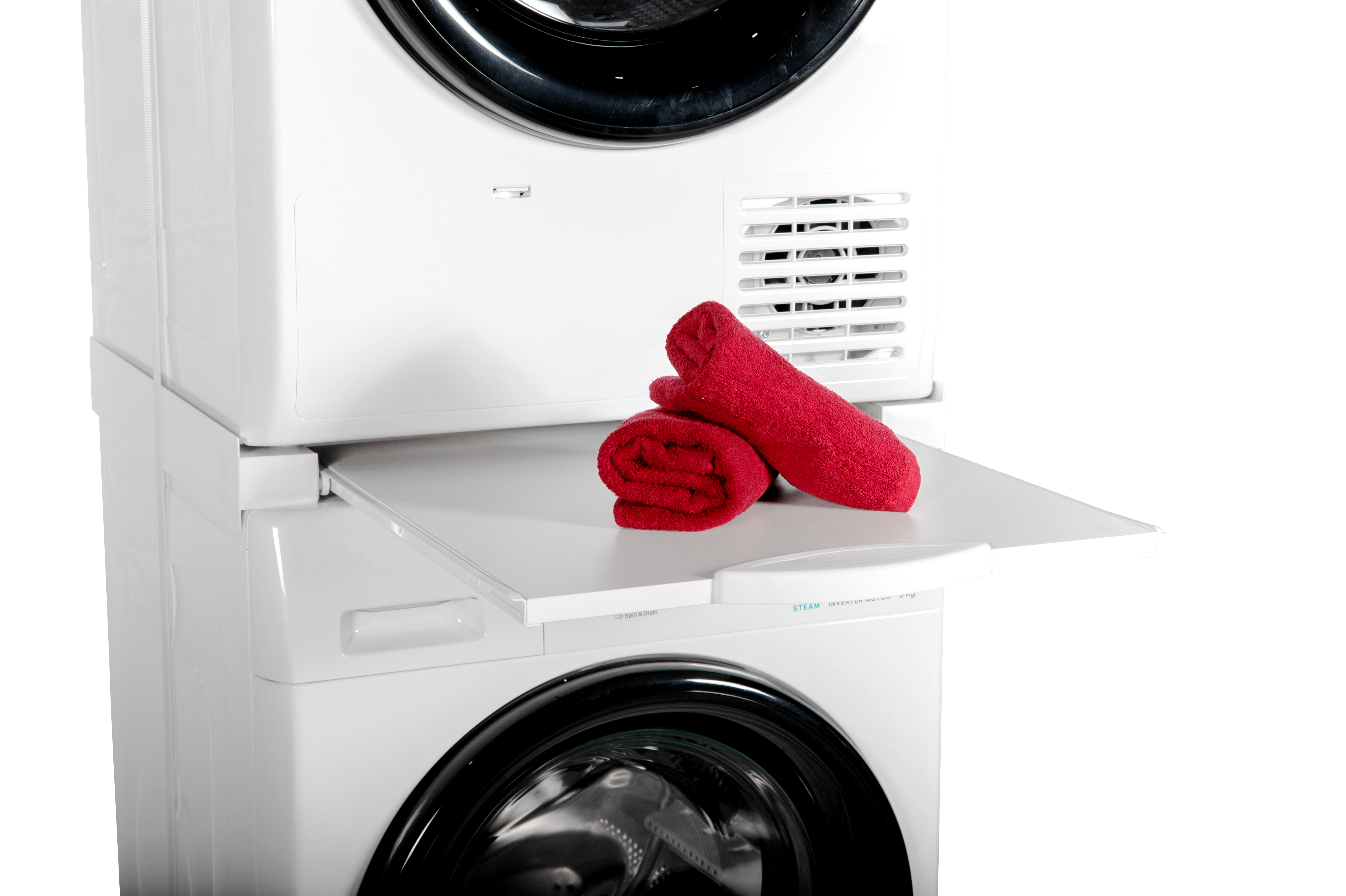 Rote, gerollte Handtücher auf einem weißen Regal zwischen Geräten.