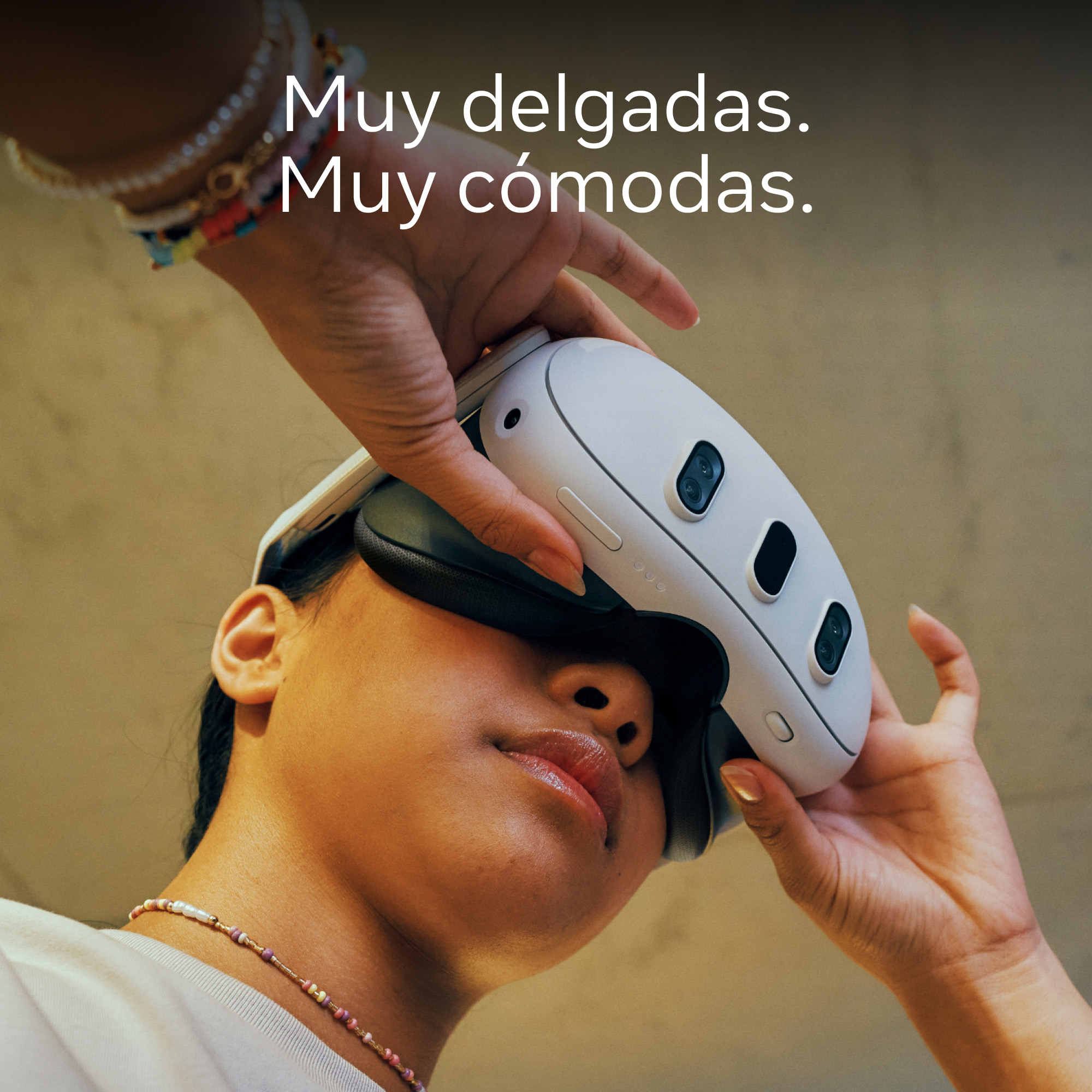 Persona con casco VR. La mano lo ajusta. Texto en español: Muy delgado. Muy cómodo.