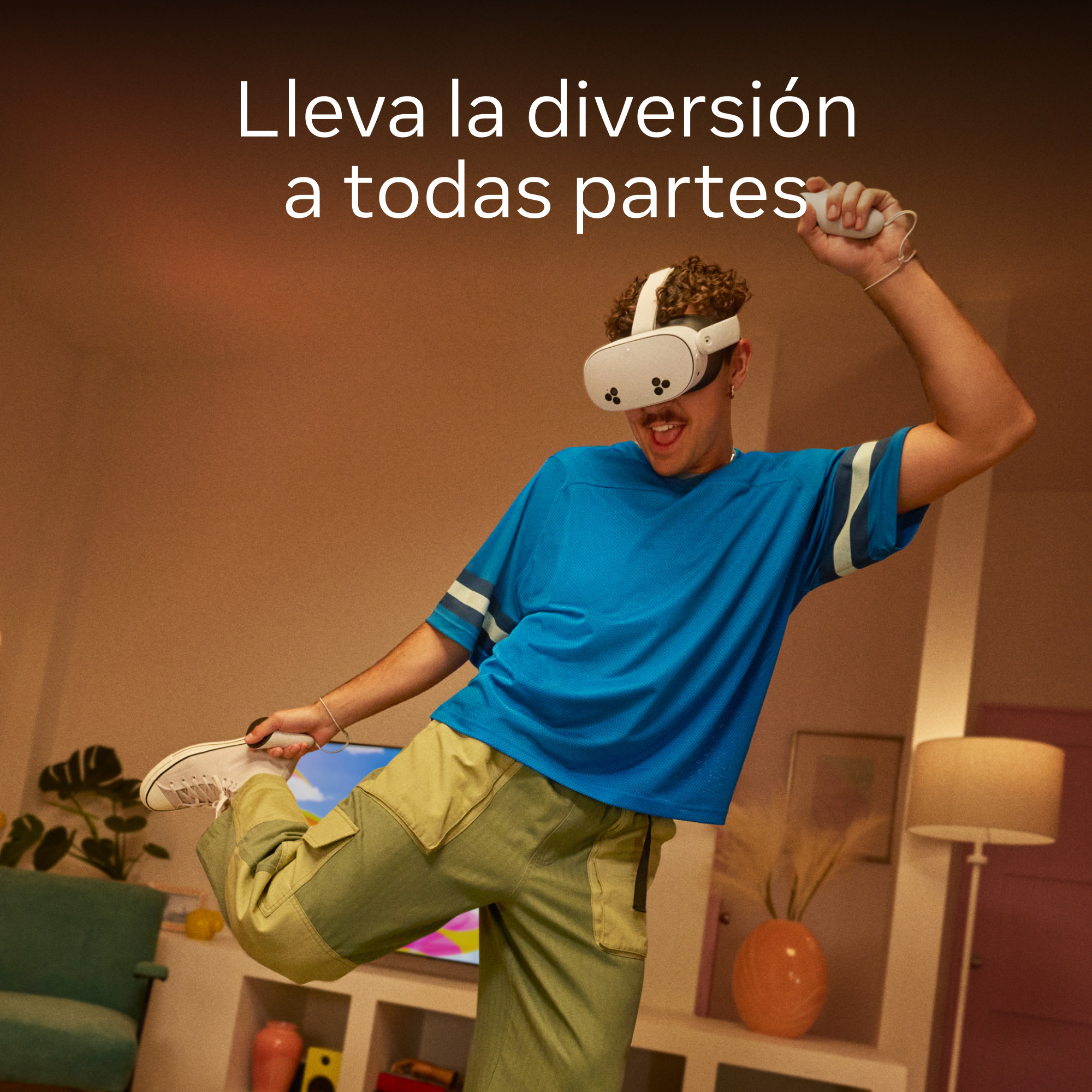 Hombre bailando, usando un casco VR. Texto: Lleva la diversión a todas partes.