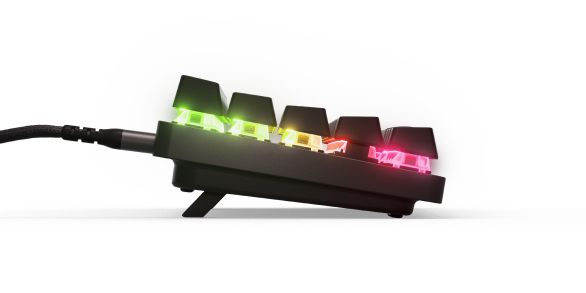 Zbliżenie czarnej klawiatury z kolorowymi podświetlanymi klawiszami. Klawisze są podświetlone zielonym, żółtym, pomarańczowym i różowym światłem.