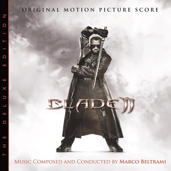 Filmposter von Blade. Ein Mann in einem schwarzen Mantel hält ein Schwert. Der Titel "BLADE" steht darunter. Wolken Hintergrund.