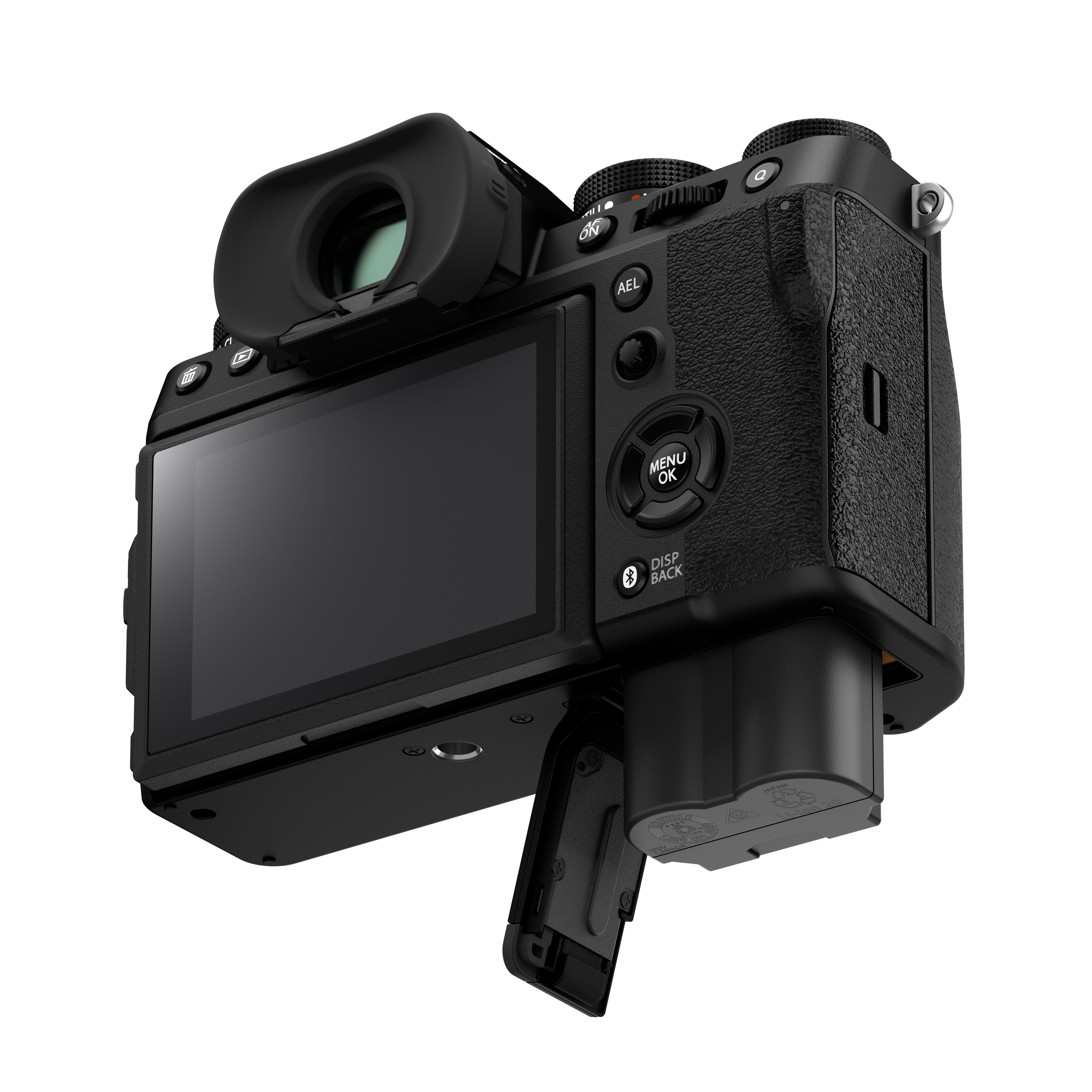 Kamera mit offenem Batteriefach. Schwarze Kamera und weißer Hintergrund.