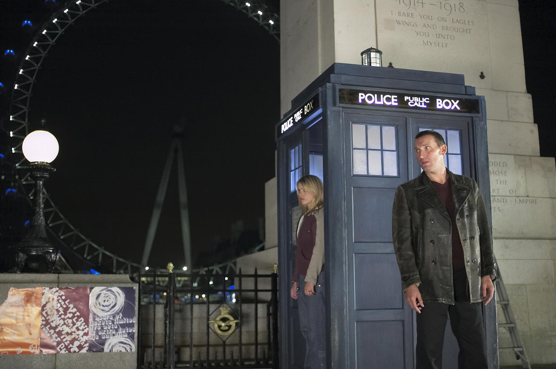 Der Doktor und eine Frau stehen in der Nähe einer Polizeibox. Das London Eye ist im Hintergrund.
