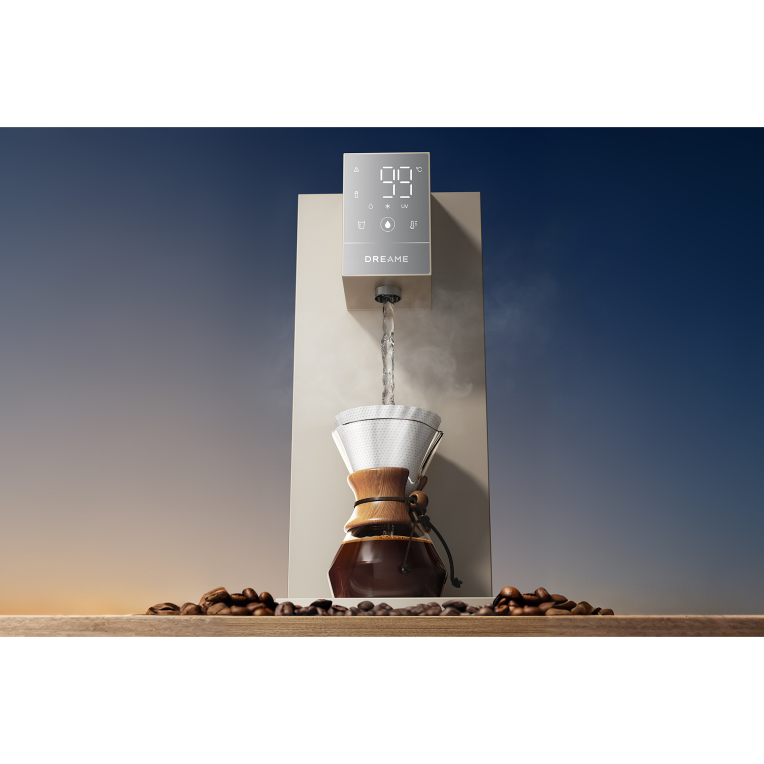 Een koffiezetapparaat met stoom die in een koffiefilter giet. Koffiebonen zijn verspreid.