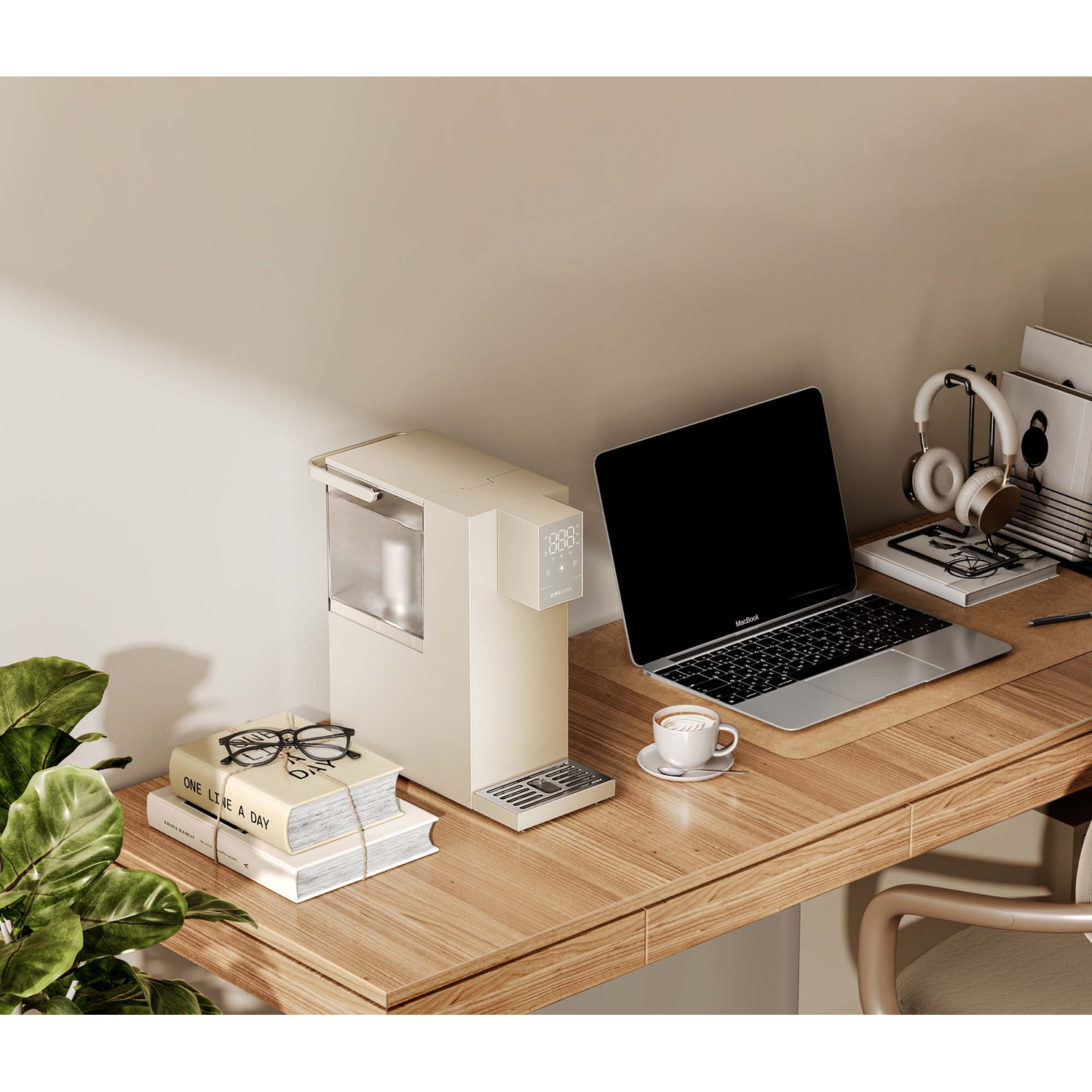 Een bureau-opstelling met een koffiemachine, een laptop, boeken, een bril, een koptelefoon en een plant.