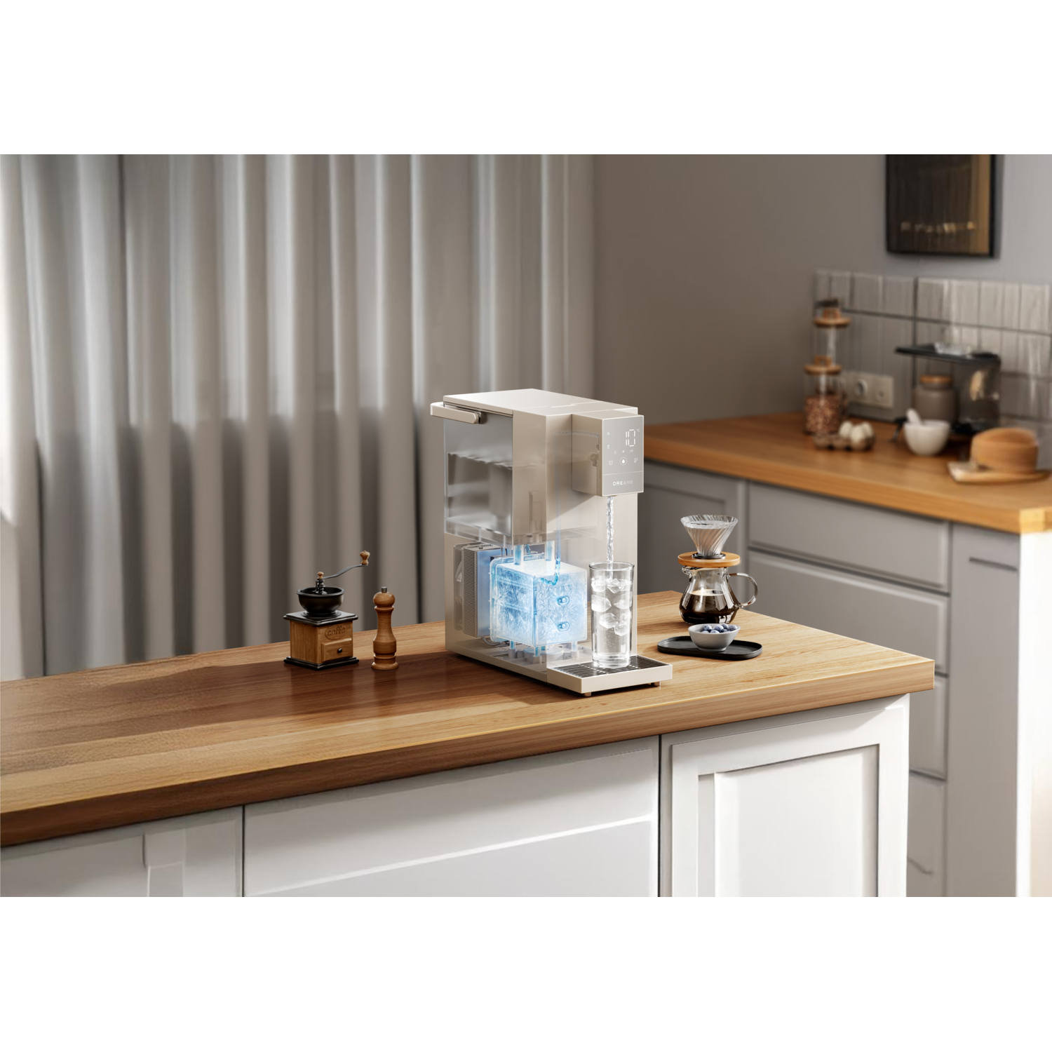 Een aanrecht met een waterdispenser, een molen en een koffiezetapparaat. Een glas met ijs.