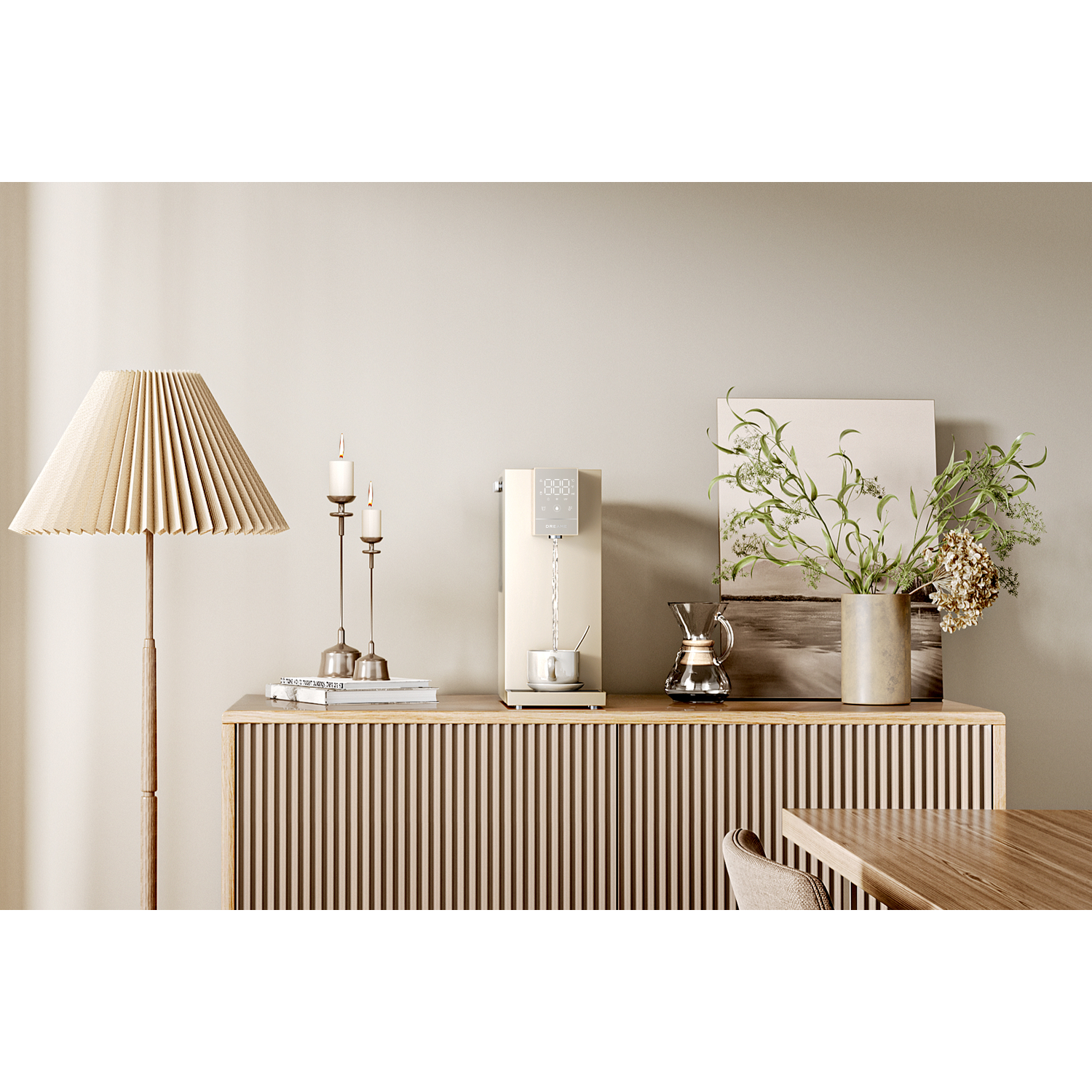 Een woonkamer met een waterdispenser, een koffiezetapparaat, een lamp en een schilderij aan de muur.