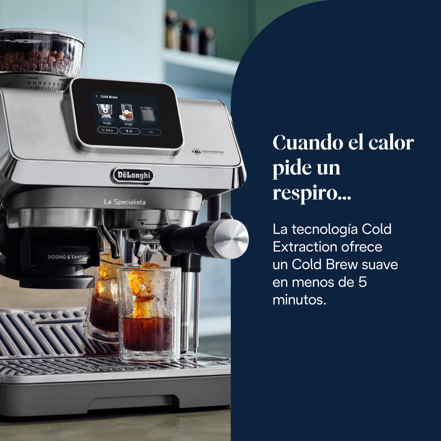 Máquina de espresso con opción de cold brew, y texto en español: Cuando el calor pide un respiro...