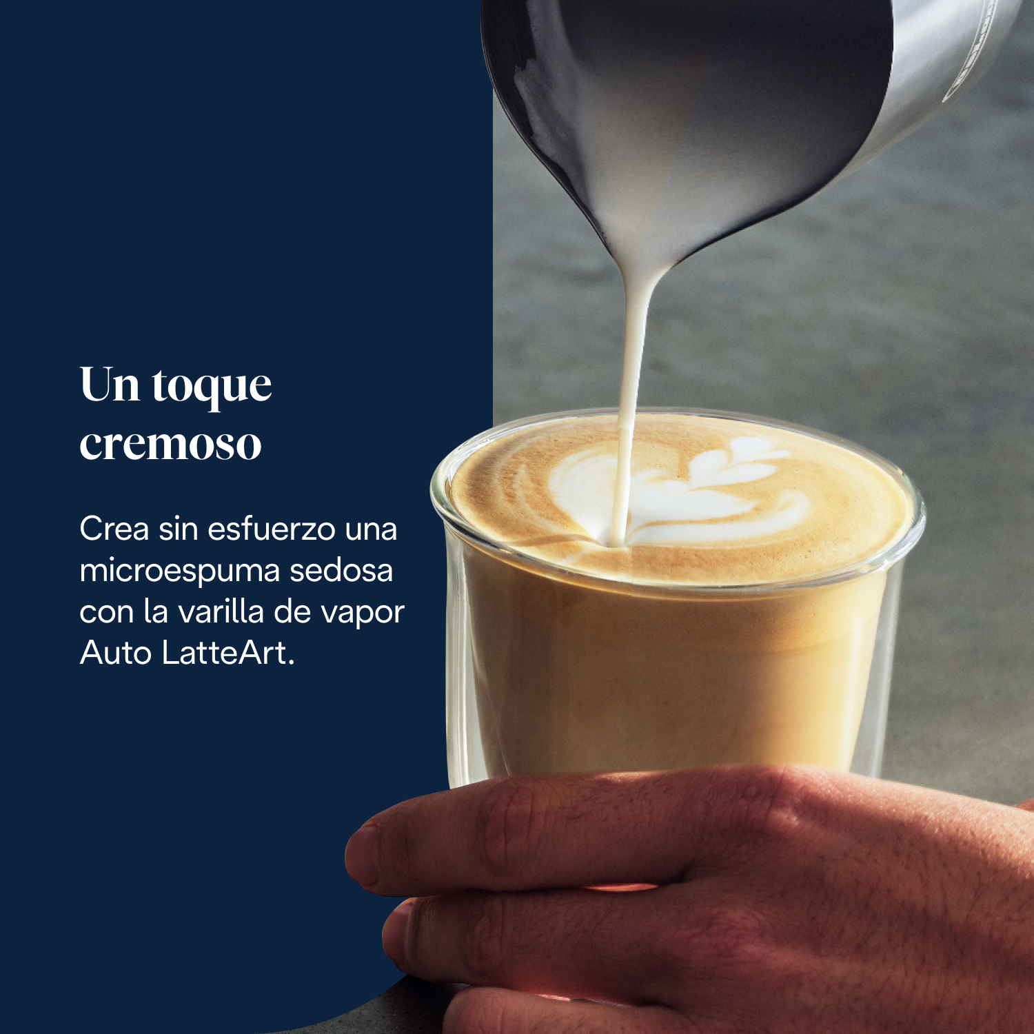 Barista vertiendo leche en un vaso de café. La espuma forma un corazón. Texto: 'Un toque cremoso'.