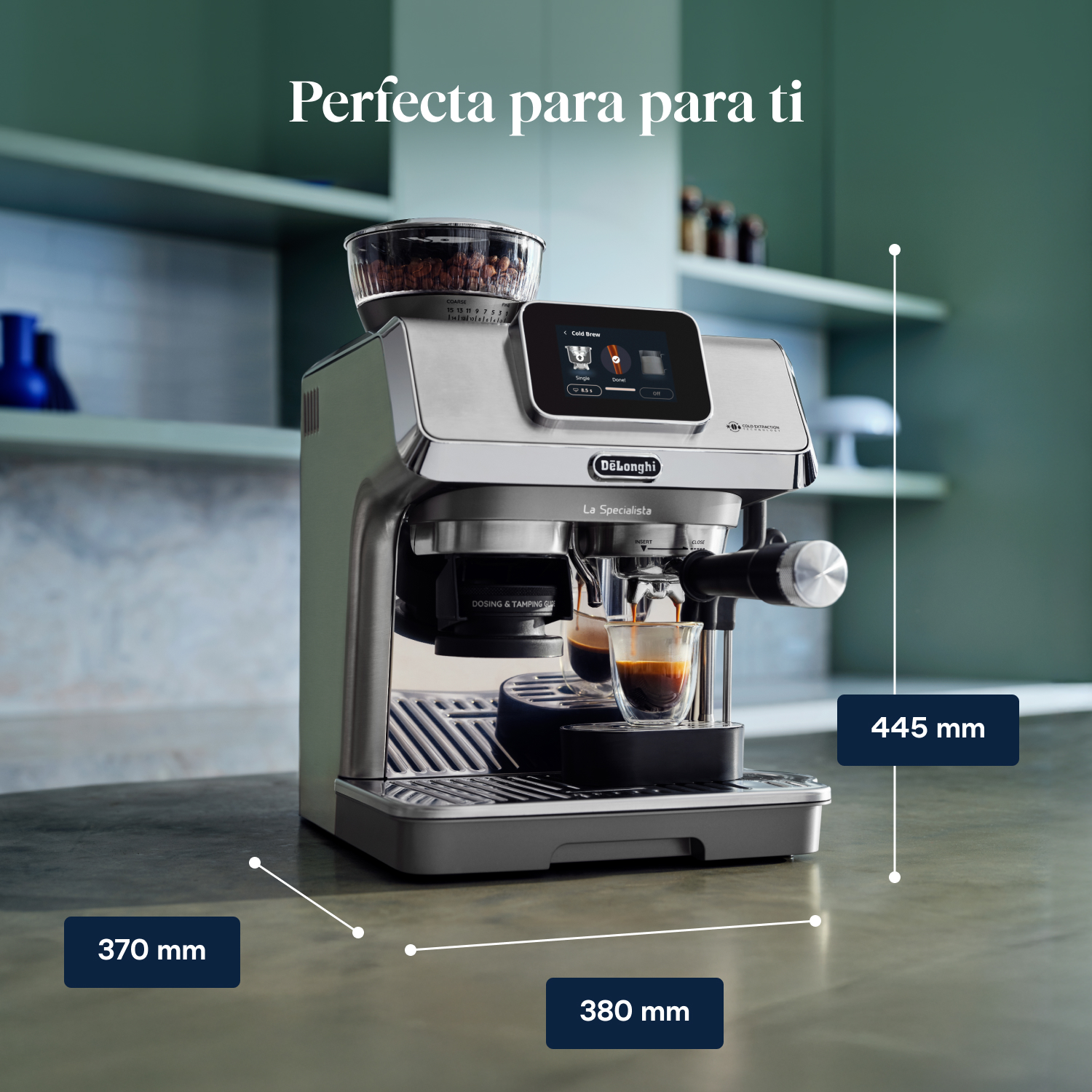 Máquina de espresso en una encimera. Se muestran las dimensiones. Texto: 'Perfecta para para ti' y 'La Specialista'.