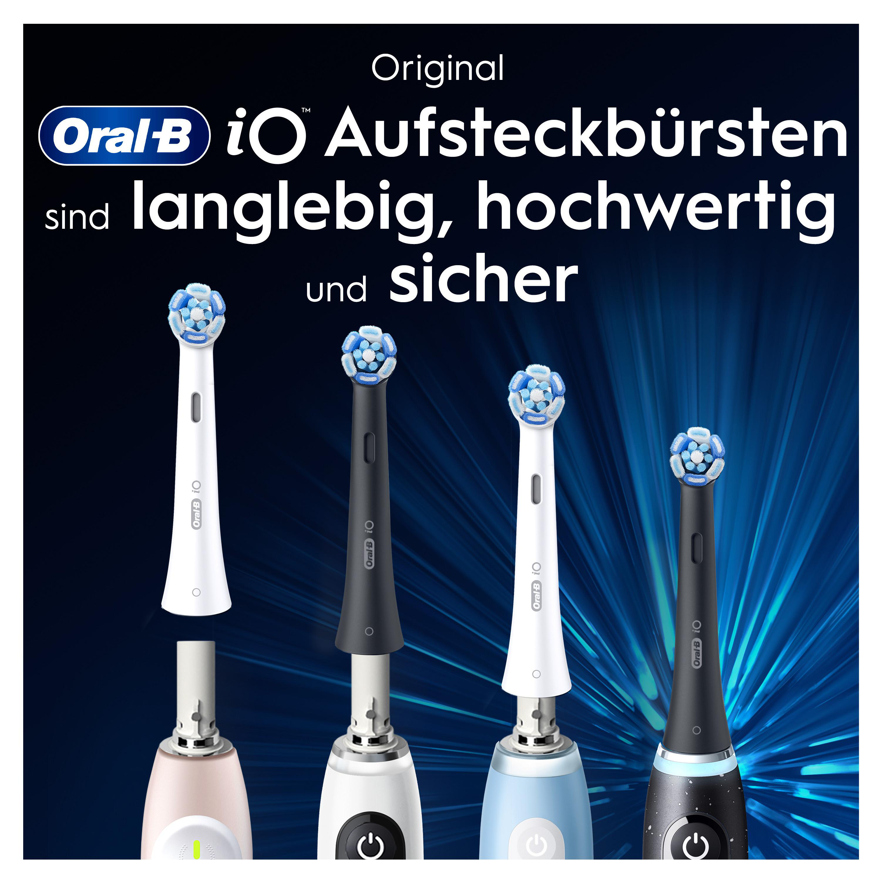 Vier Oral-B Zahnbürstenköpfe in verschiedenen Farben. Sie befinden sich auf ihren jeweiligen Basen.