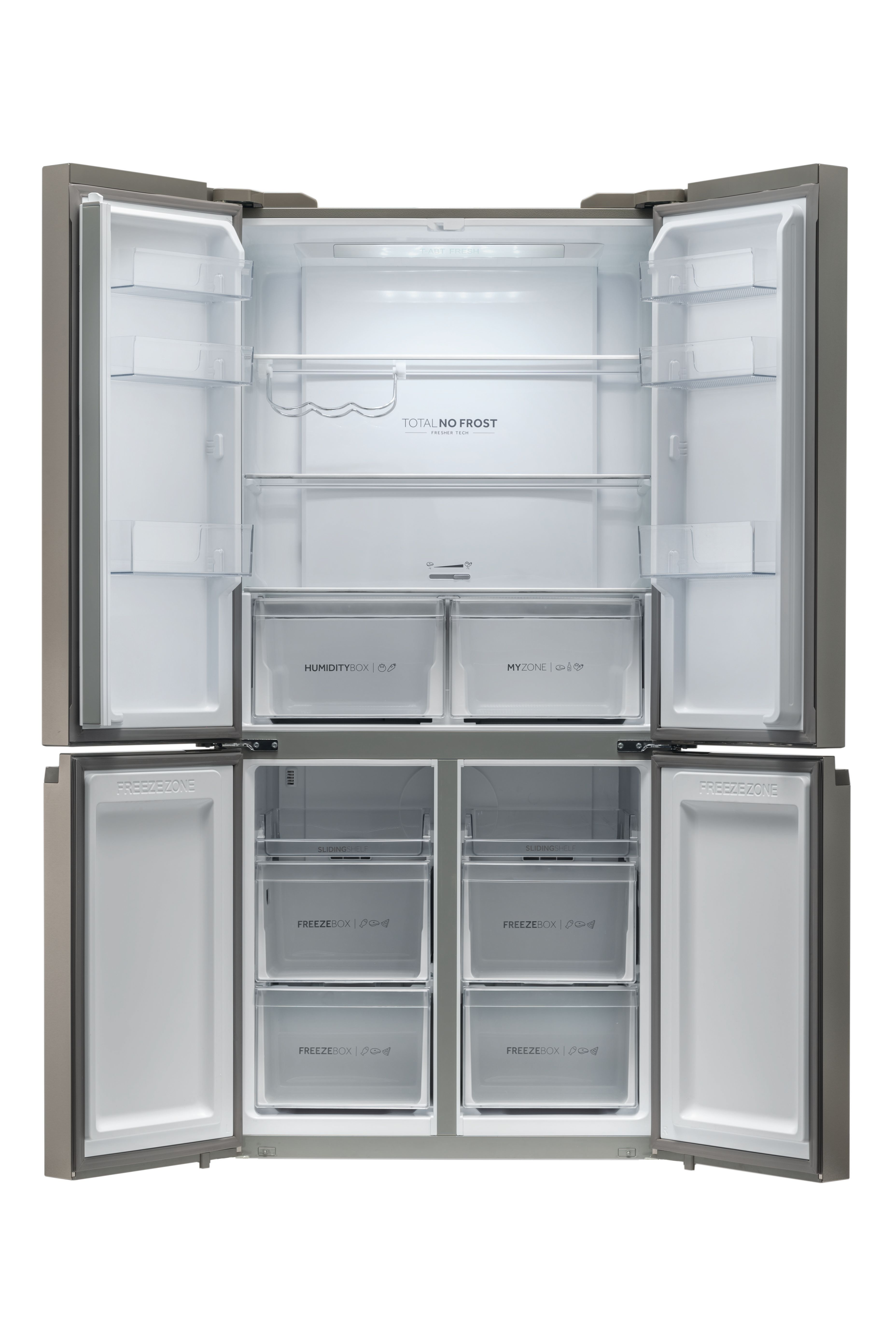 Nyitott hűtőszekrény szürke ajtókkal. A felső rész polcokkal, az alsó 'Freeze Box' és 'Humidity Box' feliratú fiókokkal rendelkezik.