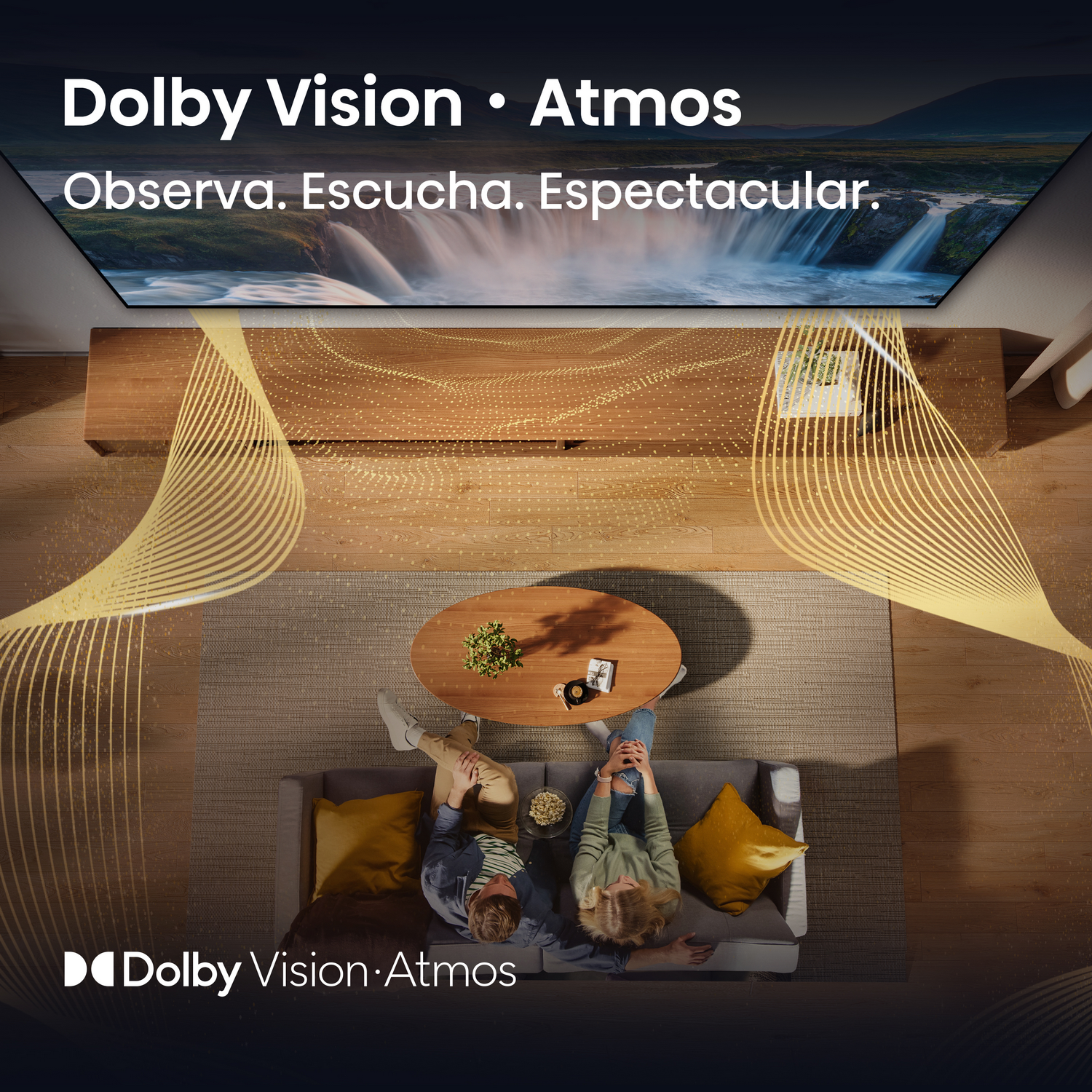Pareja viendo TV con imagen de cascada; texto: Dolby Vision-Atmos.