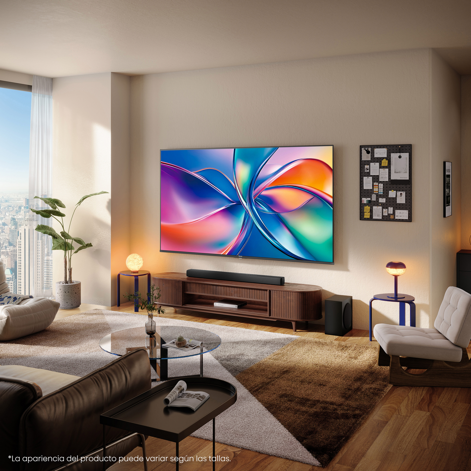 Una sala de estar con un televisor Hisense, que muestra una pantalla colorida, además de otros muebles.
