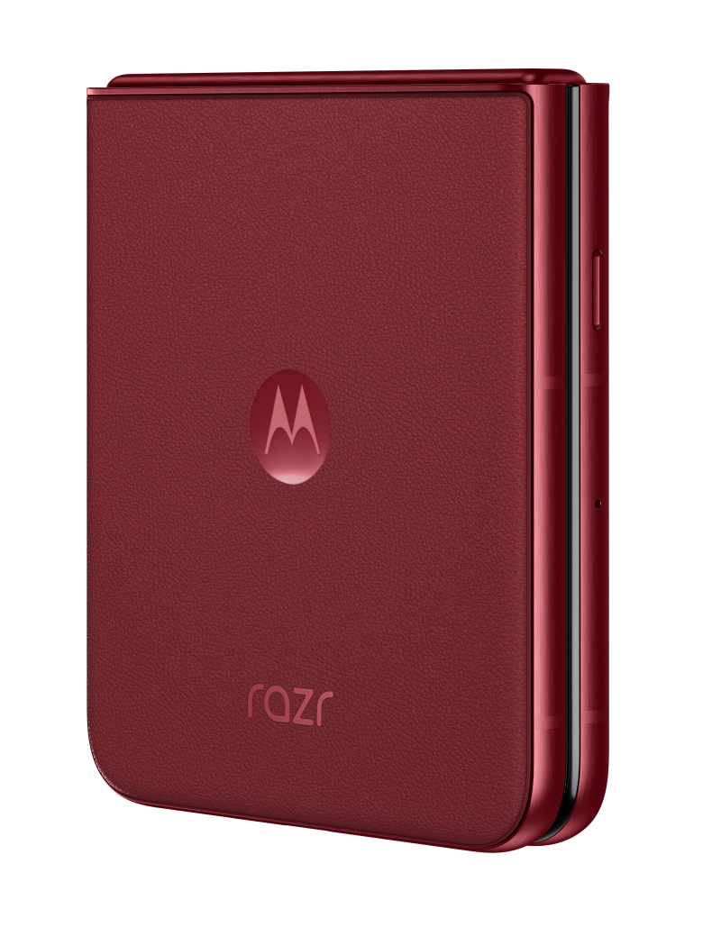Zamknięty czerwony telefon Motorola Razr, z logo Motorola na teksturowanej powierzchni.