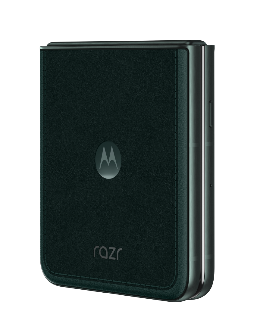 Motorola Razr, zamknięty. Zielony telefon, czarna ramka z fakturą skóry. Logo Motorola z przodu.