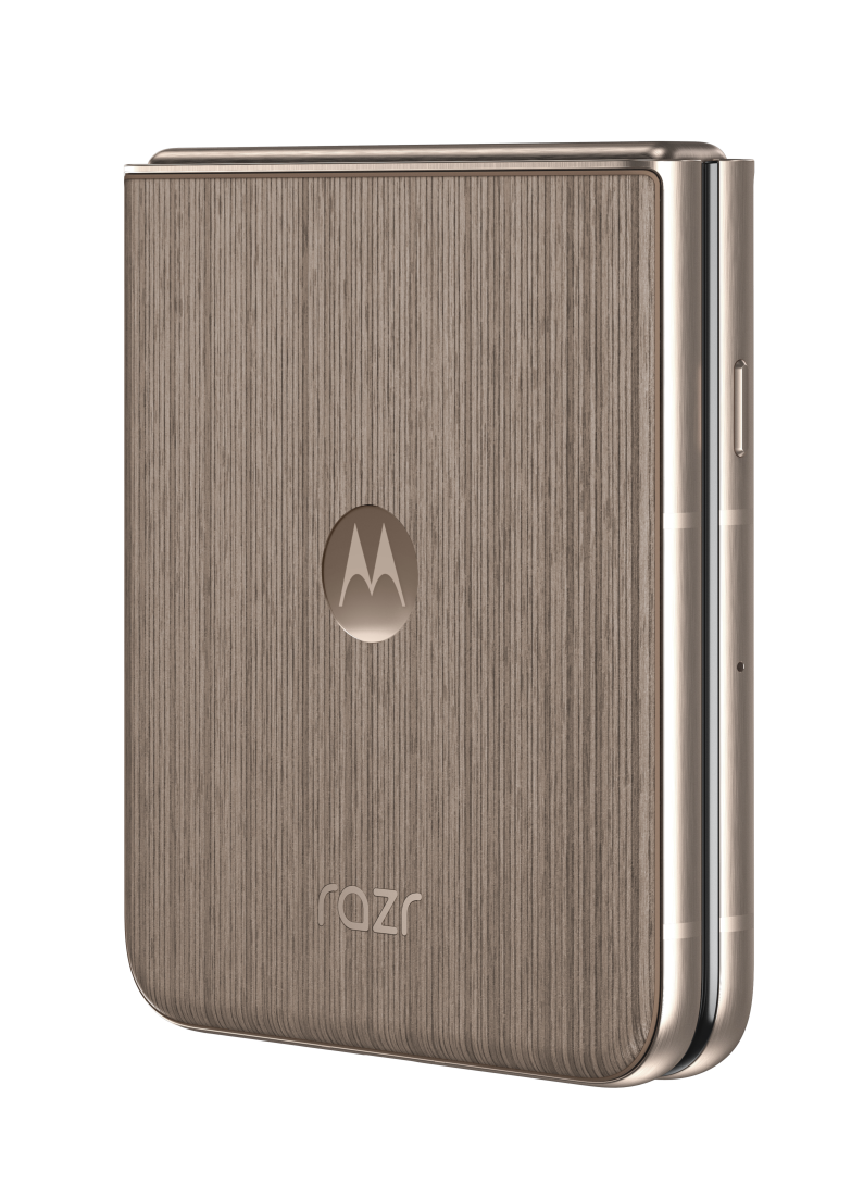 Złożony złoty telefon z teksturowaną brązową tylną obudową, logo Motorola i marką Razr.