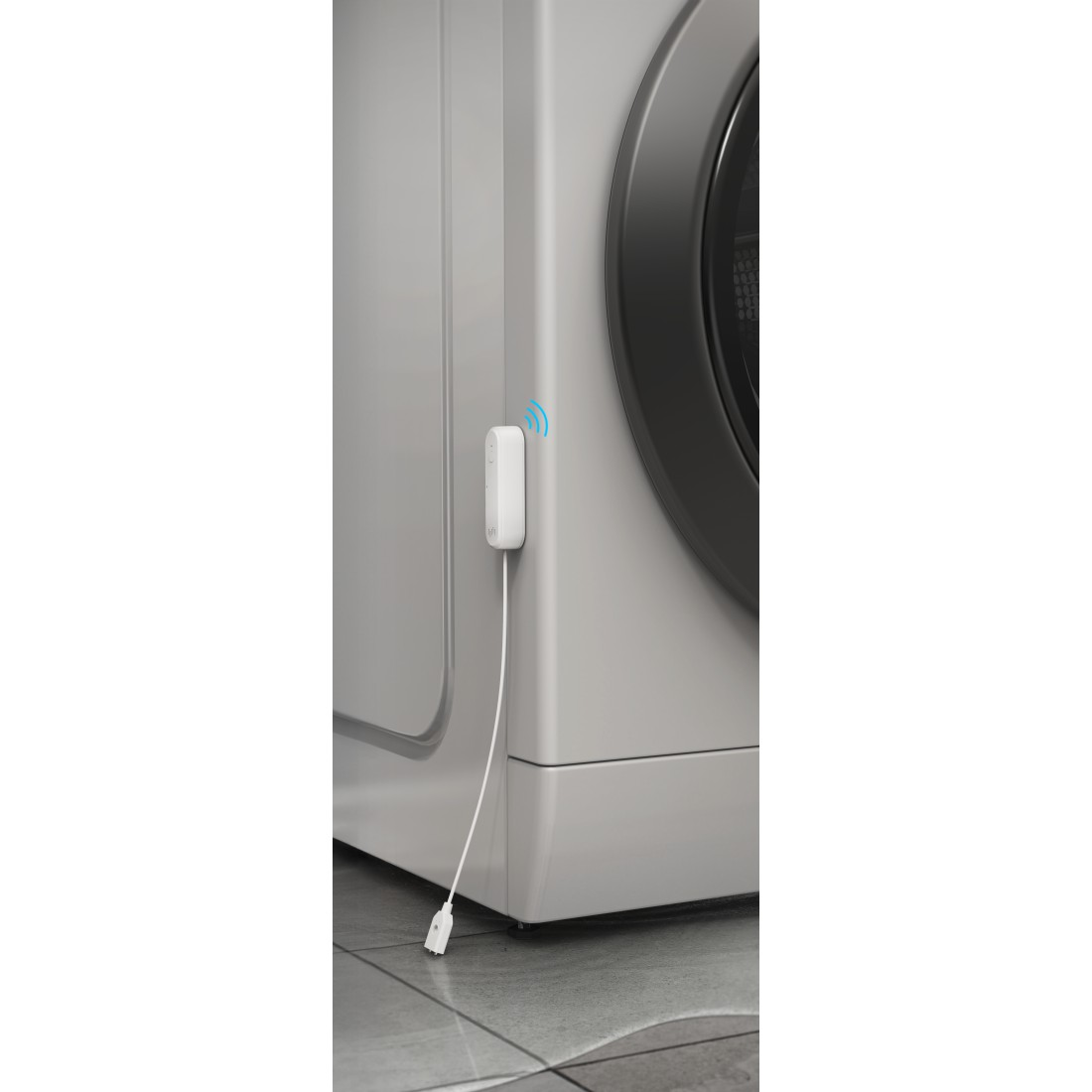 Ein weißer Sensor ist an einer Waschmaschine befestigt. Ein Kabel führt zu einem Stecker auf dem Boden. Blaues WLAN-Symbol.
