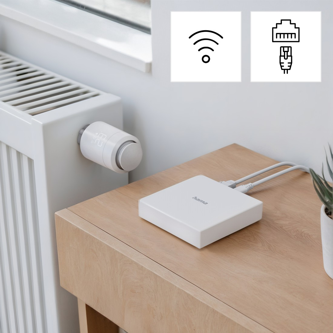 Weißes Smart-Home-Gerät, das mit einem Heizkörper verbunden ist. Das Gerät hat eine WLAN- und Ethernet-Verbindung.