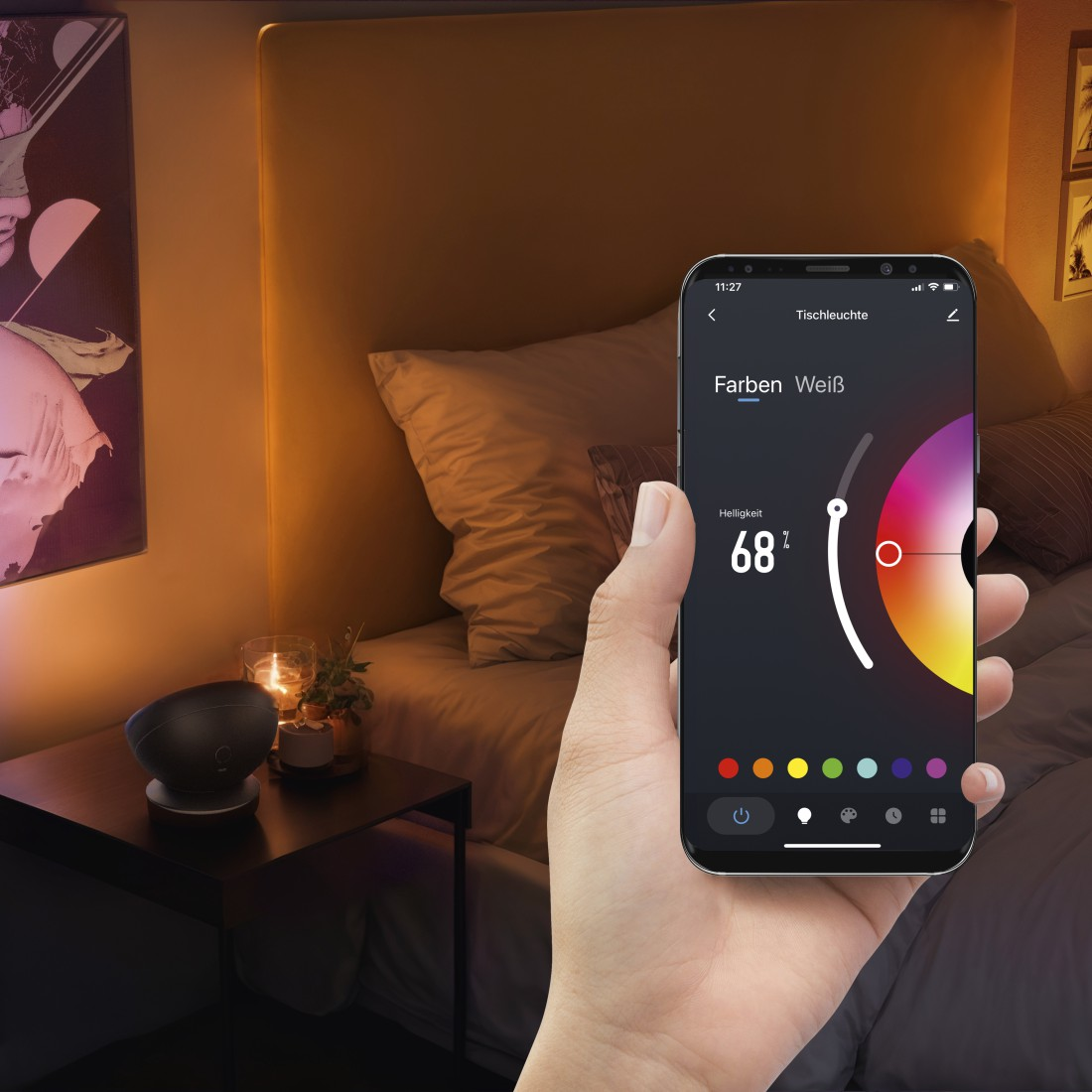 Hand hält Telefon mit Smart-Geräte-App. Das Gerät steht auf einem Nachttisch.