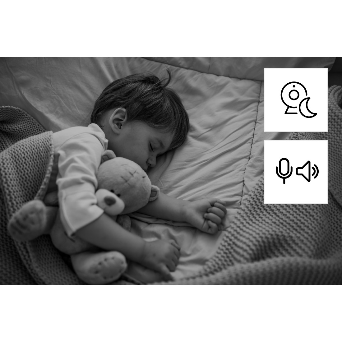 Ein schlafendes Kind umarmt einen Teddybären, rechts Kamera- und Lautsprecher-Symbole.