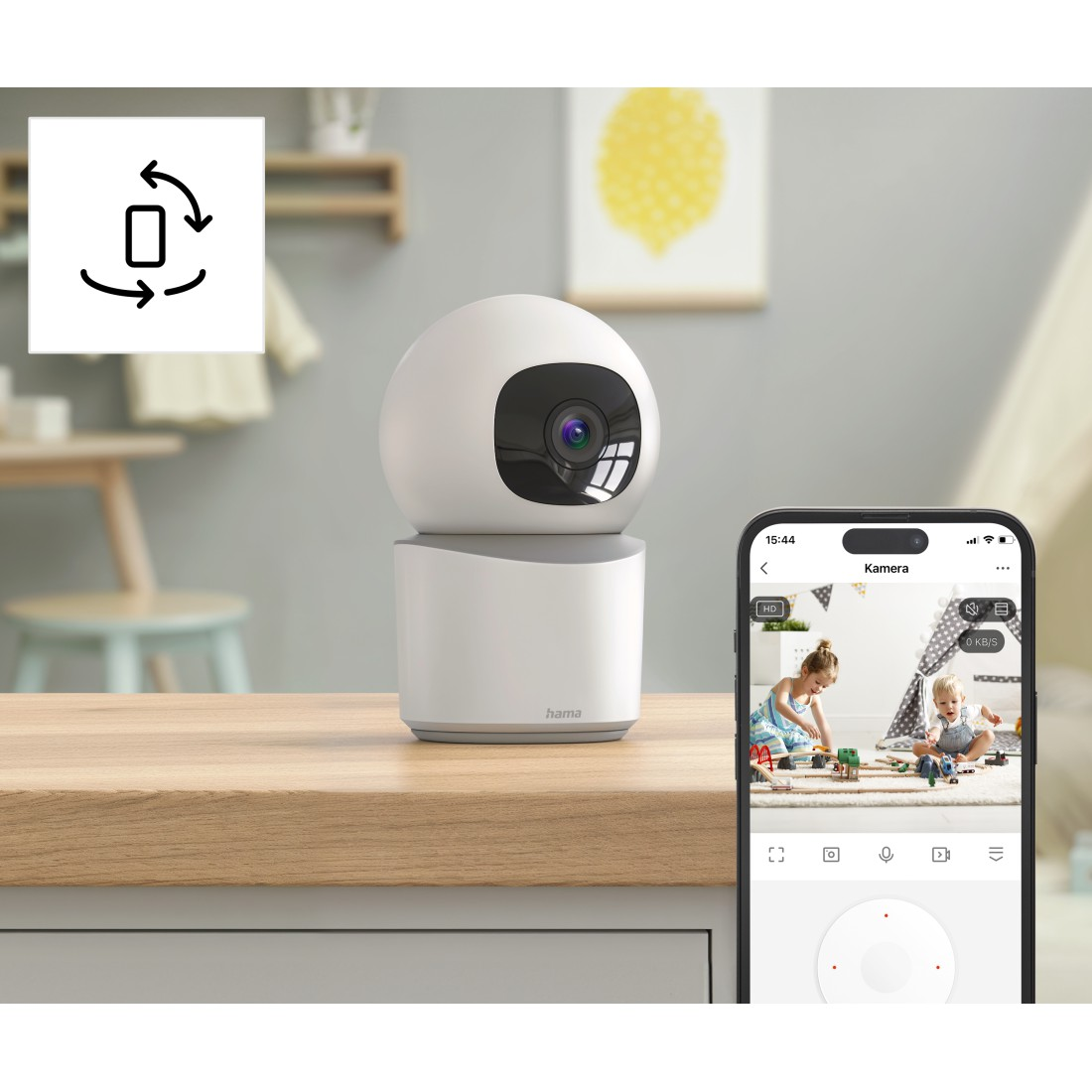Weiße Überwachungskamera auf Holzoberfläche, mit Telefon, das Live-Feed von spielenden Kindern zeigt.
