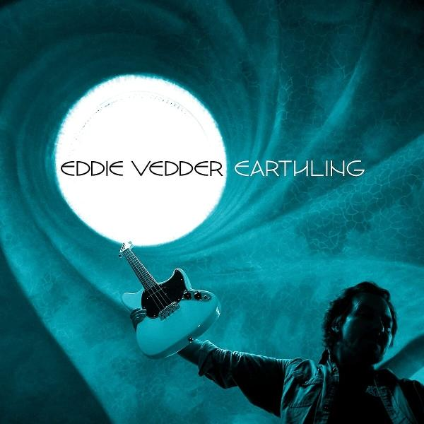 Mann hält Gitarre vor türkisblauem Hintergrund. Weißer Kreis dahinter, Text: 'EDDIE VEDDER EARTHLING'.