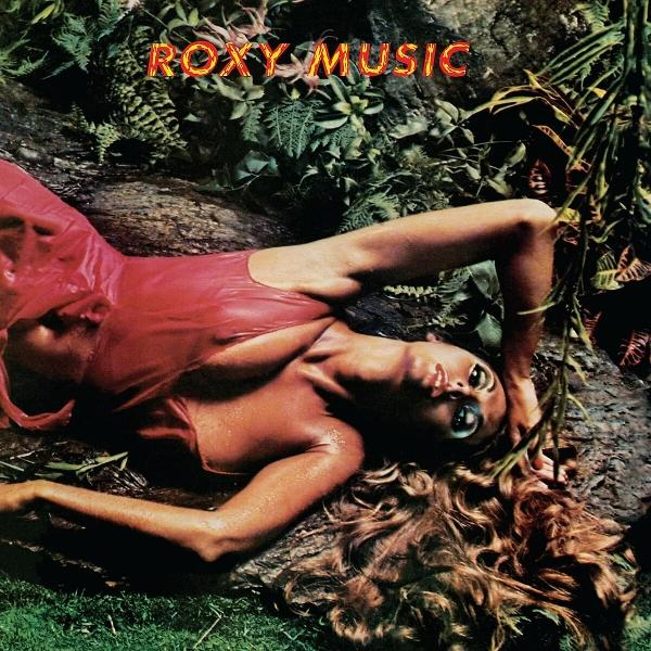 Frau in rotem Kleid liegt auf einem Baumstamm im Grünen. Roxy Music Text oben. Wavy Haar, blaue Augen.