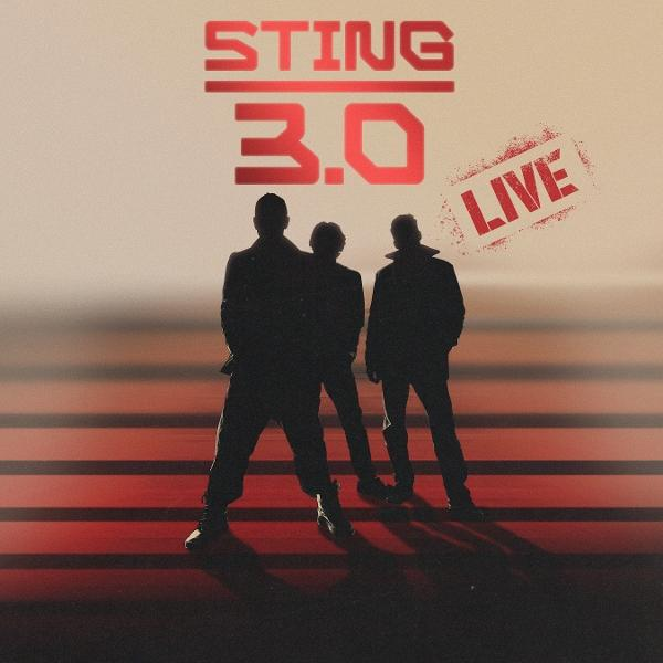 Három férfi sziluettje áll. Piros "STING 3.0 LIVE" felirat felül. Piros csíkok bézs háttéren.
