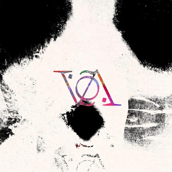 Abstrakte Kunst mit einem mehrfarbigen 'VØA'-Logo vor einem strukturierten weißen Hintergrund mit schwarzen Farbspritzern.