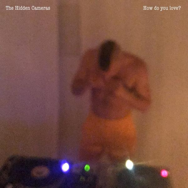 Verschwommenes Bild einer Person in orangefarbenen Shorts mit Text, Lichtern vorne. Text: The Hidden Cameras, How do you love?