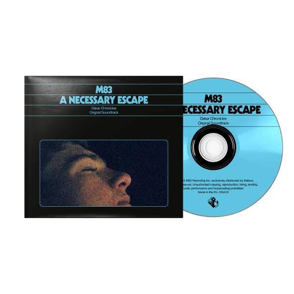 CD-Cover des M83-Albums „A Necessary Escape“. Zeigt ein Gesicht, den Albumtitel und eine blaue CD auf weißem Hintergrund.
