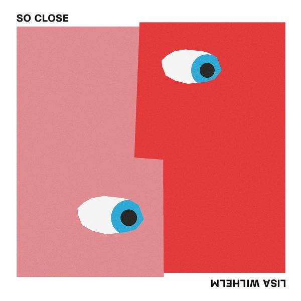 Abstraktes Bild mit zwei Gesichtern. Eines rosa, eines rot. Jedes hat ein Auge mit blauer Iris. Text: So Close/Lisa Wilhelm.