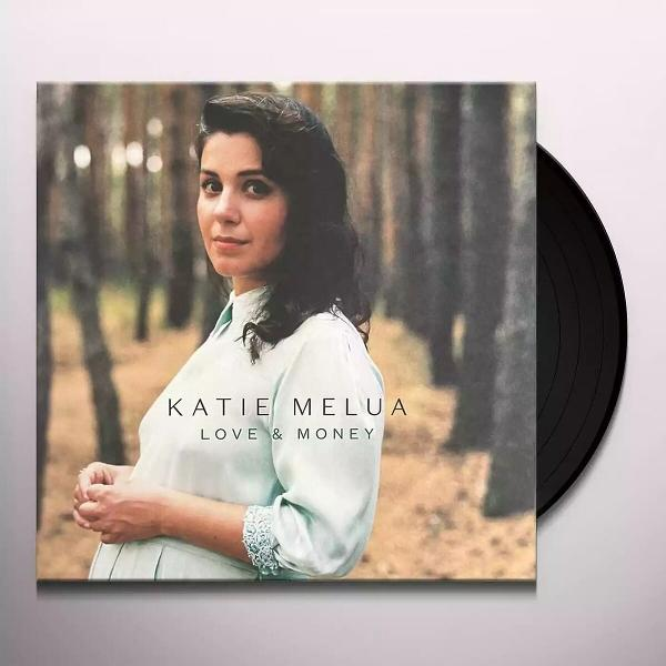 Albumcover von Katie Melua. Sie trägt ein hellblaues Kleid. Albumtitel: Love & Money. Rechts ist eine schwarze Schallplatte.