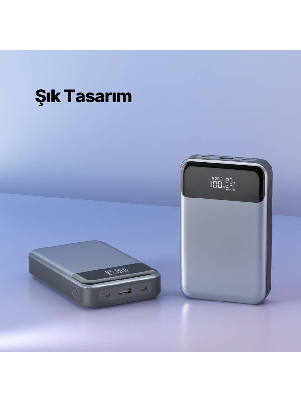 Dijital ekranlı iki gümüş powerbank. Biri %100 şarjı, diğeri %89'u gösteriyor. Arka plan maviden mora geçişli.