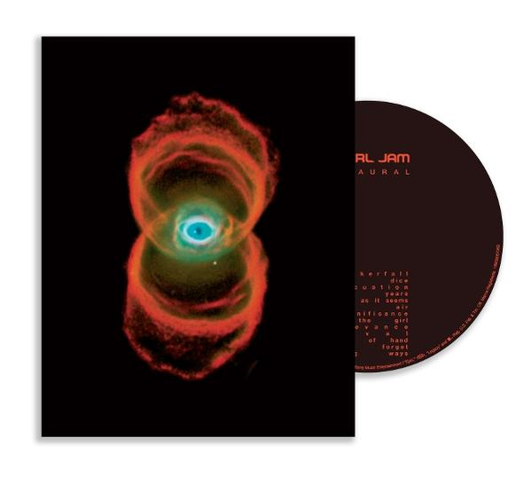 CD-Cover mit Nebelbild vorne und sichtbarer Disc. Roter und blauer Nebel auf Schwarz. Die Disc ist braun mit weißem Text.
