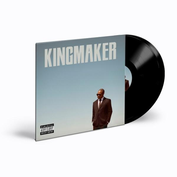 Album vinyle avec le titre 'KINGMAKER'. Un homme en costume se tient sur la couverture. Disque vinyle noir à droite.