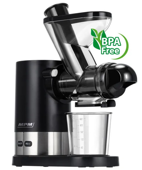 Czarna i srebrna wyciskarka do soku z przezroczystym kubkiem pomiarowym. Wyciskarka ma logo "MPM" i oznaczenie "BPA Free".