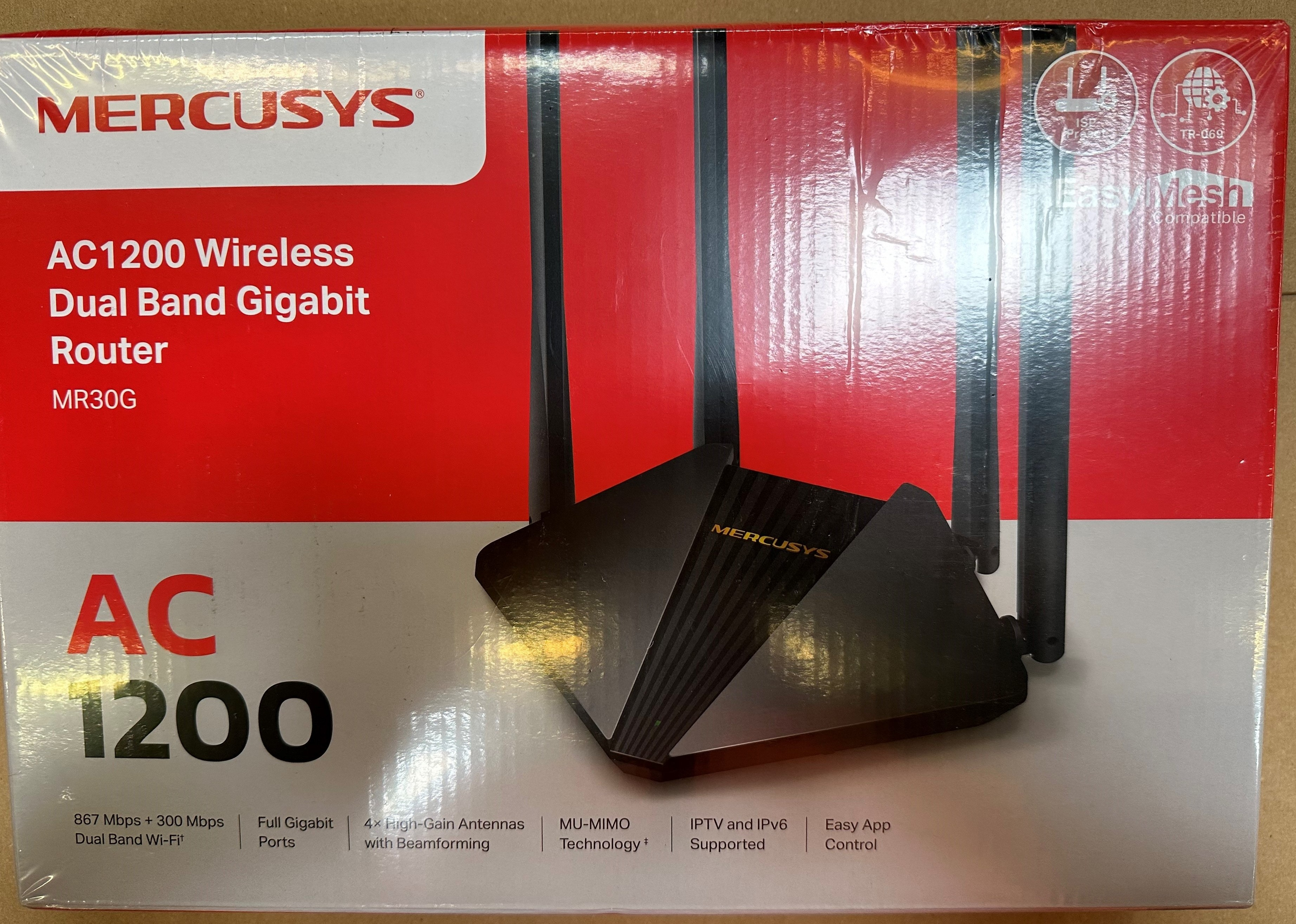 Pudełko routera z czarnym obrazem routera. Tekst: AC1200 Wireless Dual Band Gigabit Router.