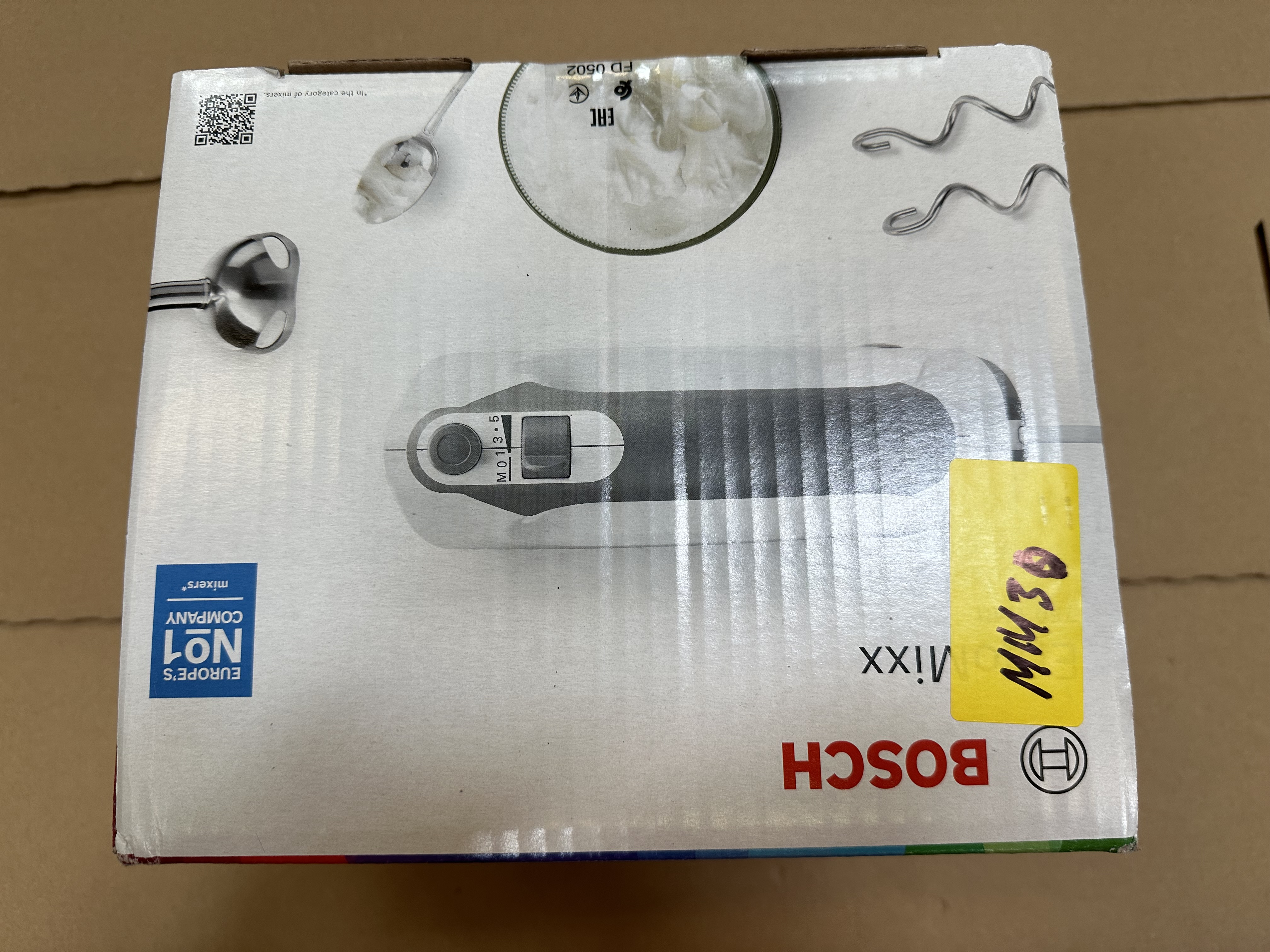 Widok z góry na pudełko z blenderem i marką BOSCH.