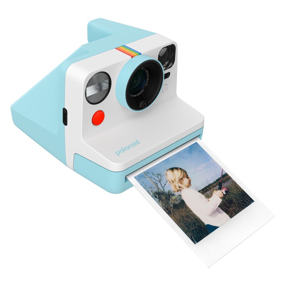 Mavi ve beyaz Polaroid fotoğraf makinesi, olta tutan bir kişinin fotoğrafını basıyor.