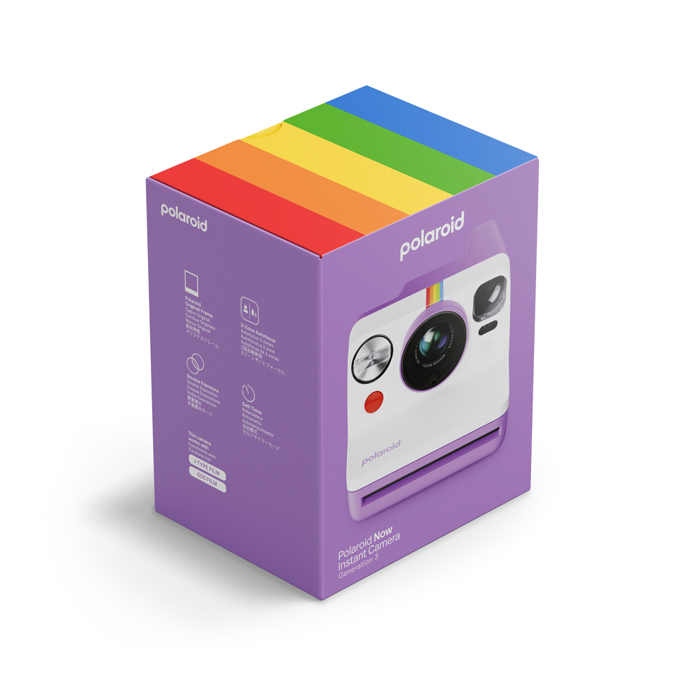 Mor Polaroid kamera kutusu, gökkuşağı üst, önde kamera görüntüsü, beyaz zemin.